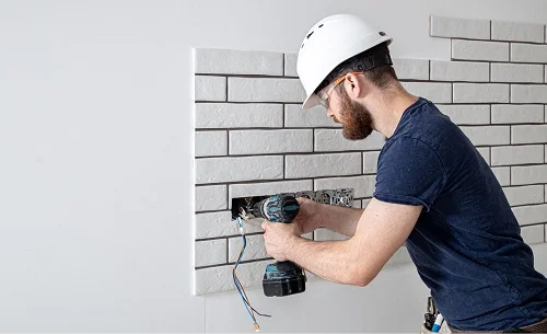 electricians-in-palm- beach-county-fl-installing-electrical-sockets